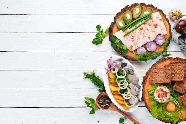 Talerz z kolorowym daniem